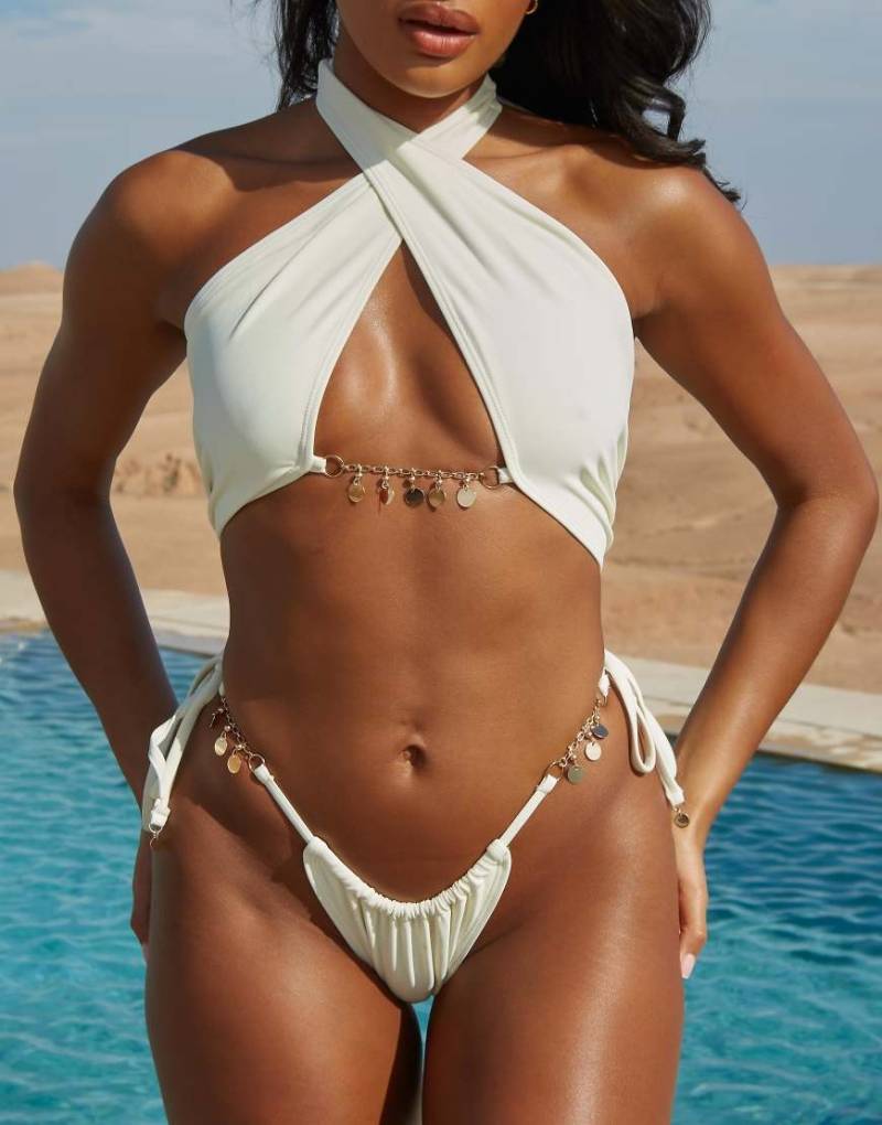 Moda Minx X Savannah-Shae Richards - Clarissa - Seitlich gebundene Bikinihose in Kokosnussweiß mit Münzverzierung von Moda Minx