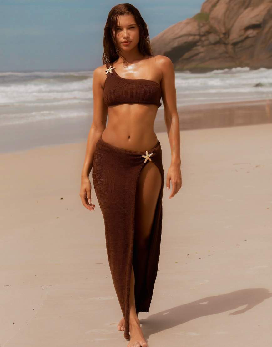 Moda Minx x Agnes Pimentel - Maxi-Strandrock in Kaffeebraun mit Knitterstruktur Moda Minx x Agnes Pimentel - Maxi-Strandrock in Kaffeebraun mit Knitterstruktur von Moda Minx