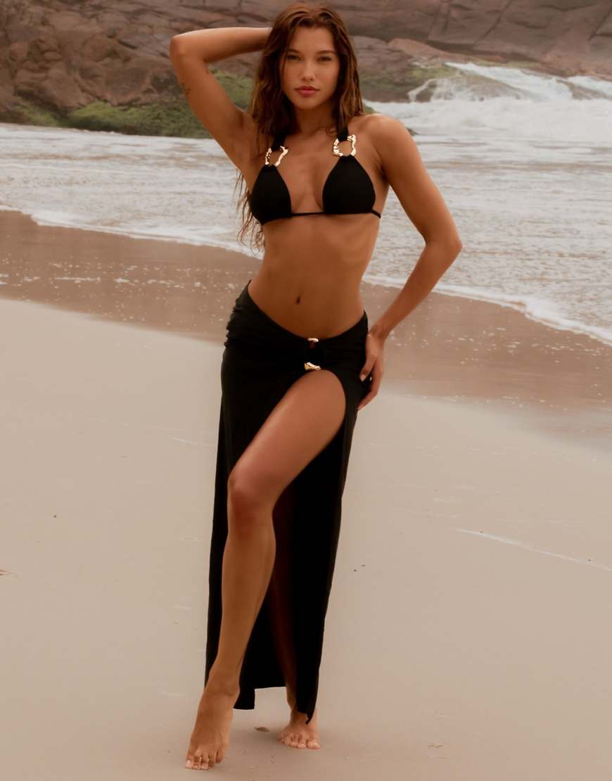 Moda Minx x Agnes Pimentel - Strand-Maxirock in Schwarz mit goldfarbenem Metalldetail Moda Minx x Agnes Pimentel - Strand-Maxirock in Schwarz mit goldfarbenem Metalldetail von Moda Minx