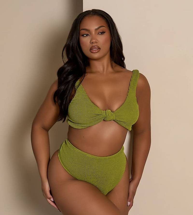 Moda Minx Curve X Bernadette Afia - Gekräuselte Bikinihose in Khaki mit hohem Bund-Grün von Moda Minx Curve