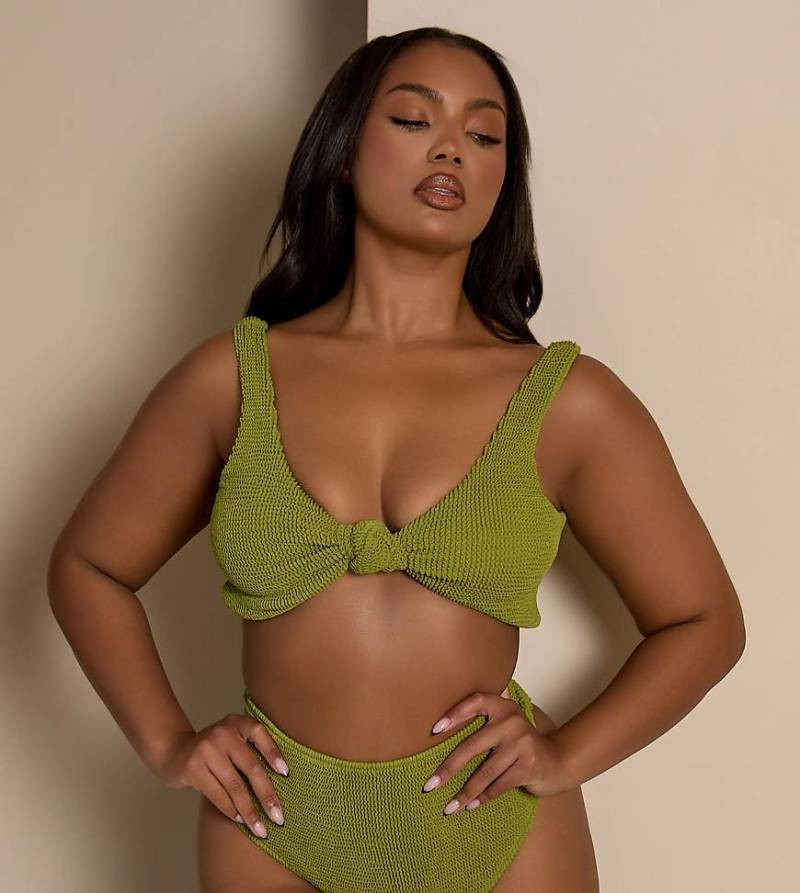 Moda Minx Curve x Bernadette Afia - Bikinioberteil in Khaki mit Knotendetail und Kräuselstruktur-Grün von Moda Minx Curve