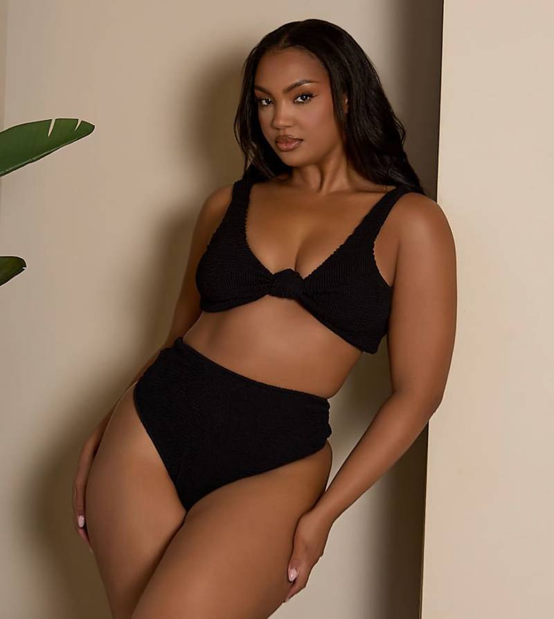 Moda Minx Curve x Bernadette Afia - Bikinioberteil in Schwarz mit Knotendetail und Kräuselstruktur von Moda Minx Curve