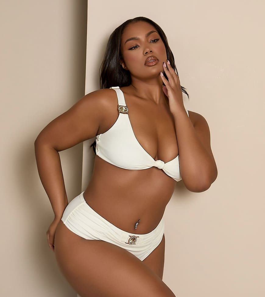 Moda Minx Curve x Bernadette Afia - Geraffte Bikinihose in Creme mit Schmuckstein-Detail-Weiß Moda Minx Curve x Bernadette Afia - Geraffte Bikinihose in Creme mit Schmuckstein-Detail-Weiß von Moda Minx