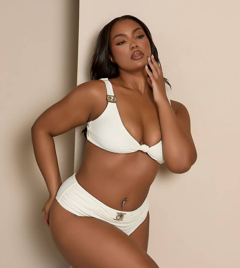 Moda Minx Curve x Bernadette Afia - Geraffte Bikinihose in Creme mit Schmuckstein-Detail-Weiß von Moda Minx Curve