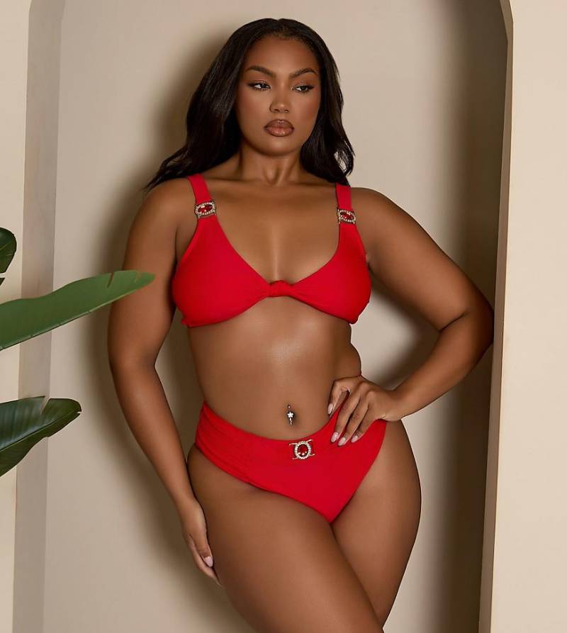 Moda Minx Curve x Bernadette Afia - Geraffte Bikinihose in Rot mit Schmuckstein-Detail von Moda Minx