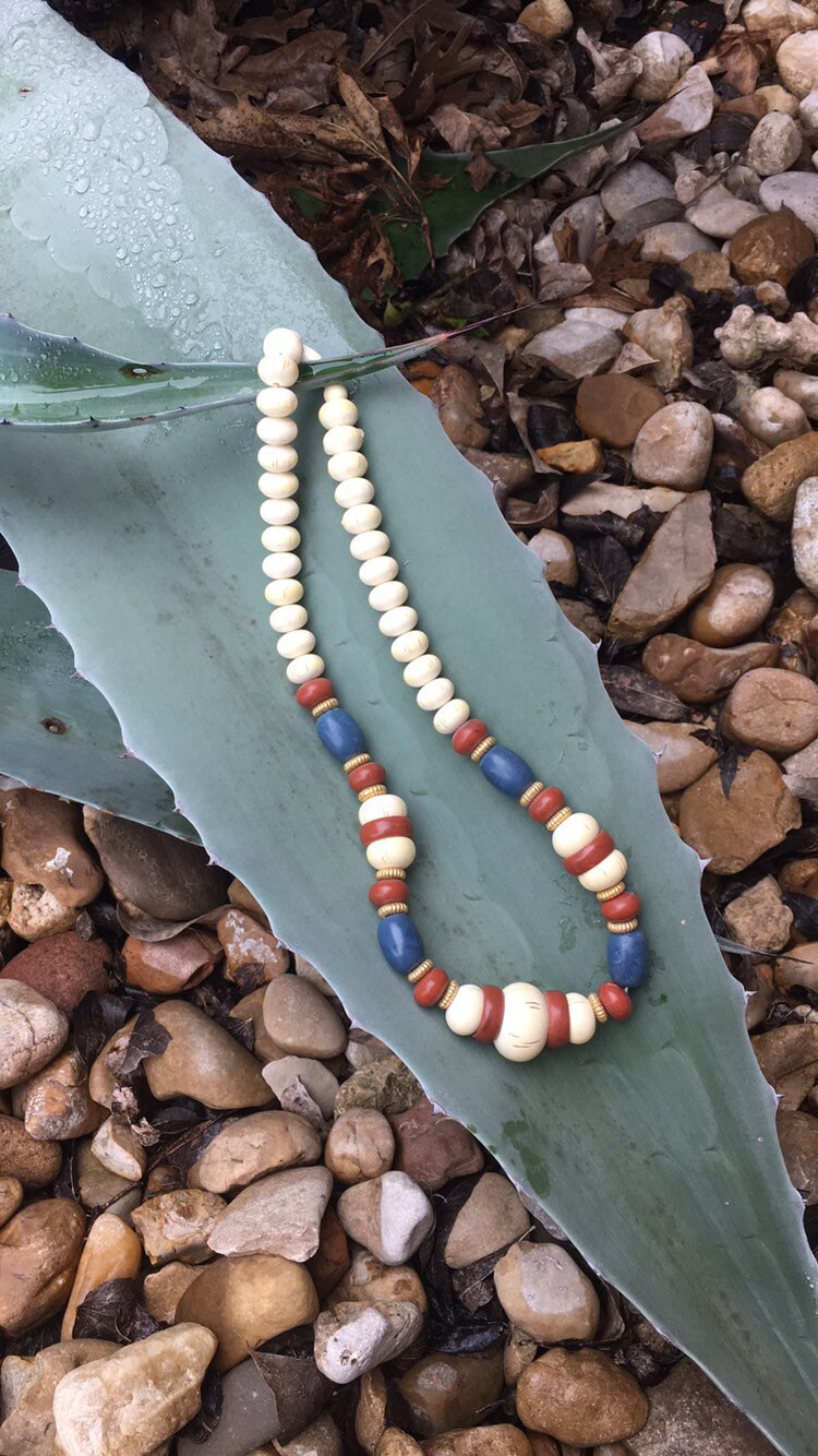 Retro Boho Statement Halskette Mit Chunky Holzperlen - Free-Spirited Vibes Retro Boho Statement Halskette Mit Chunky Holzperlen - Free-Spirited Vibes von Modavinte