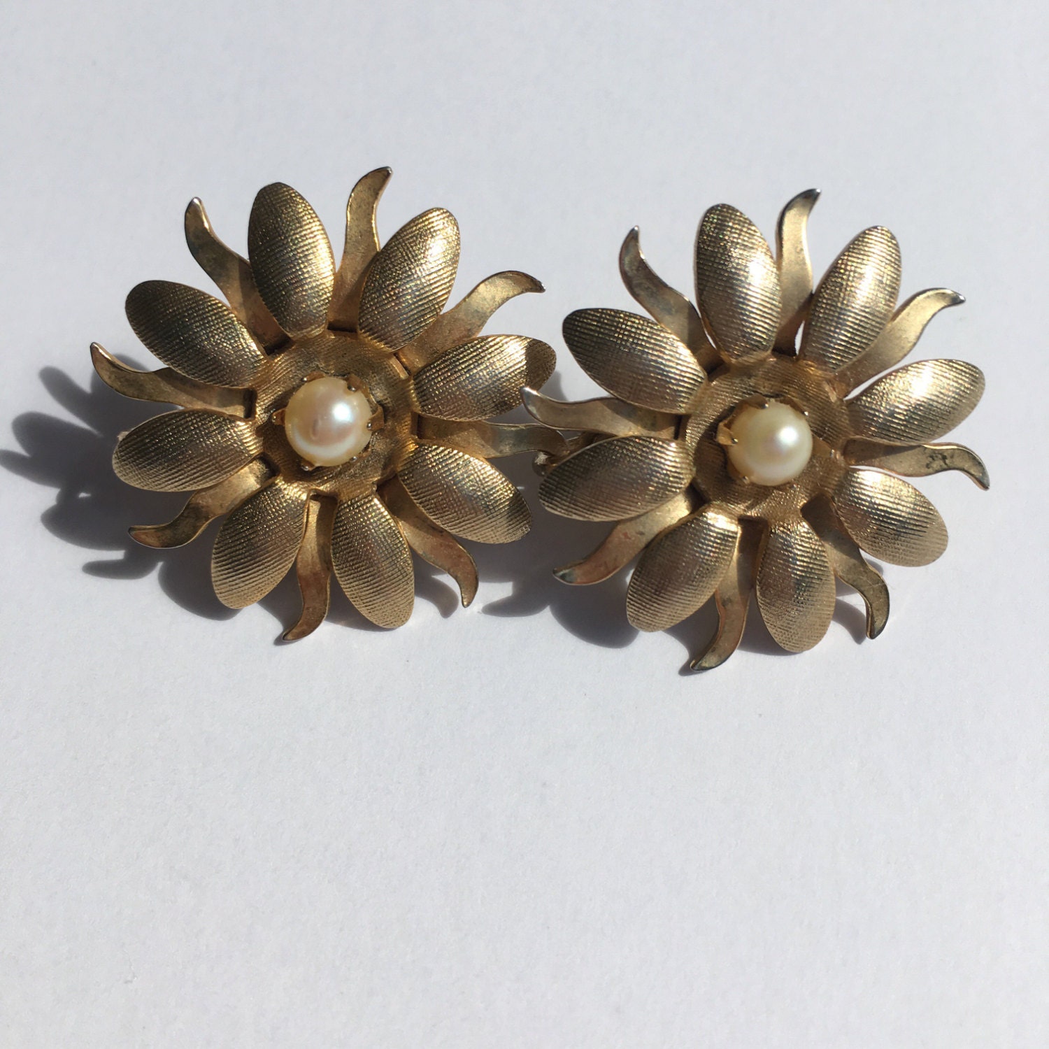 Vintage Blumenclip Auf Ohrring Mit Faux Perle Vintage Blumenclip Auf Ohrring Mit Faux Perle von Modavinte