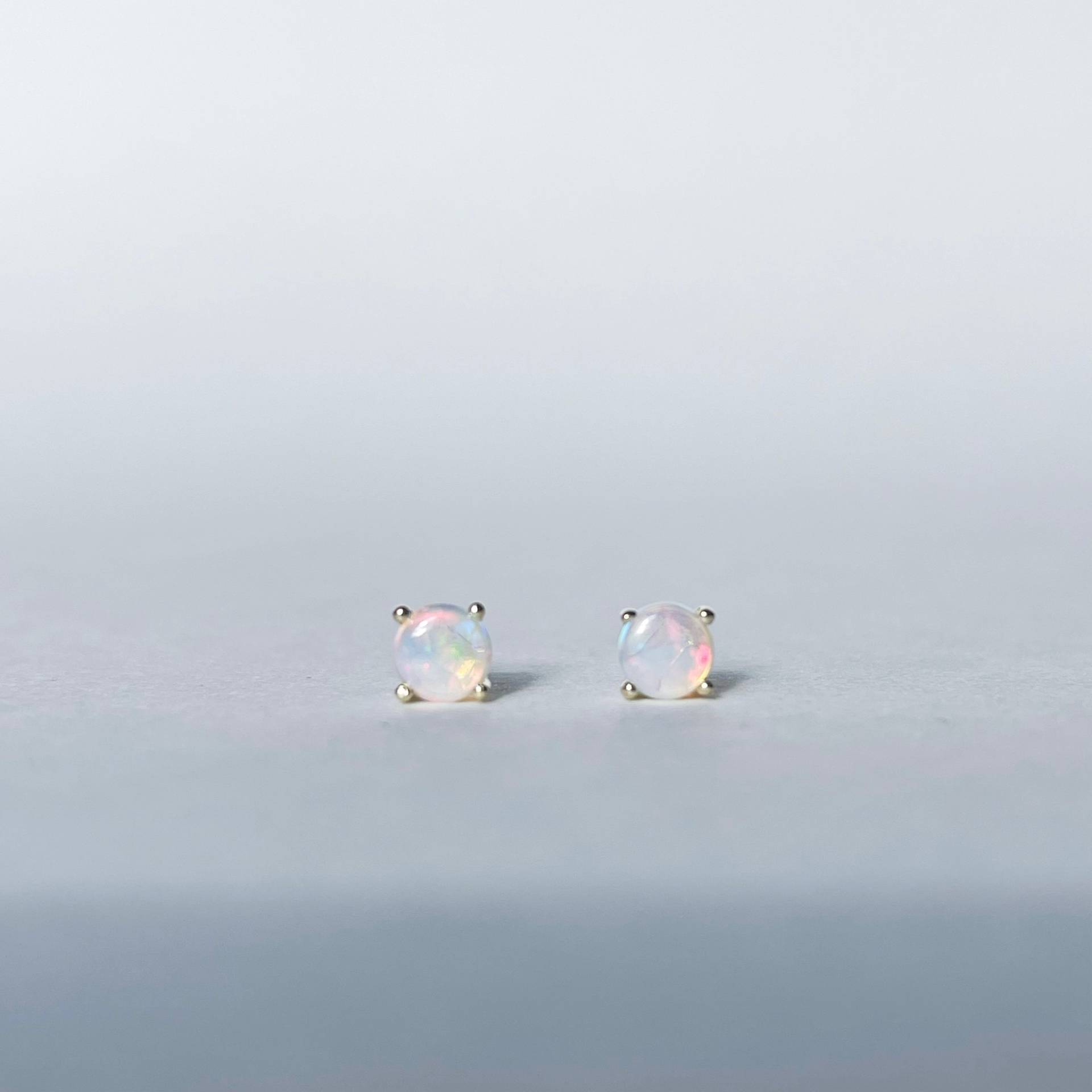 14K Solid Gold 4mm Natürliche Opal Ohrstecker von ModeaJewelry