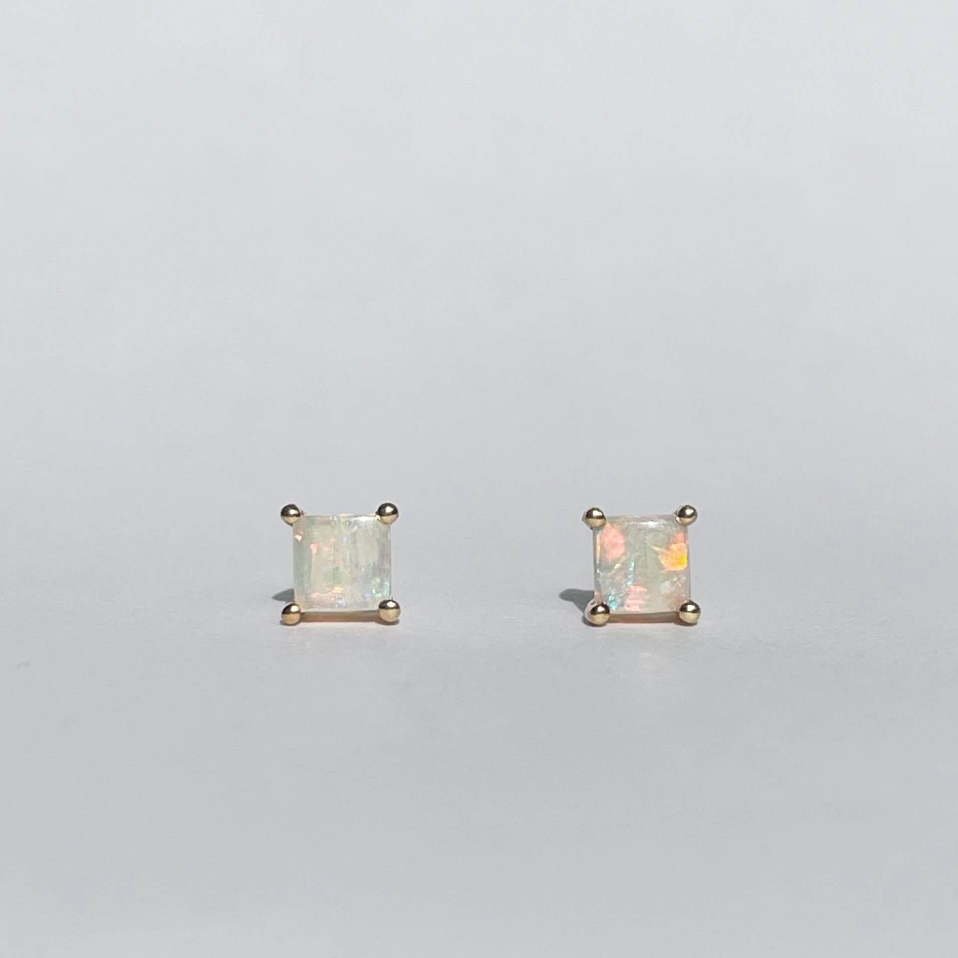 14K Solid Gold Natürliche Opal Ohrstecker von ModeaJewelry