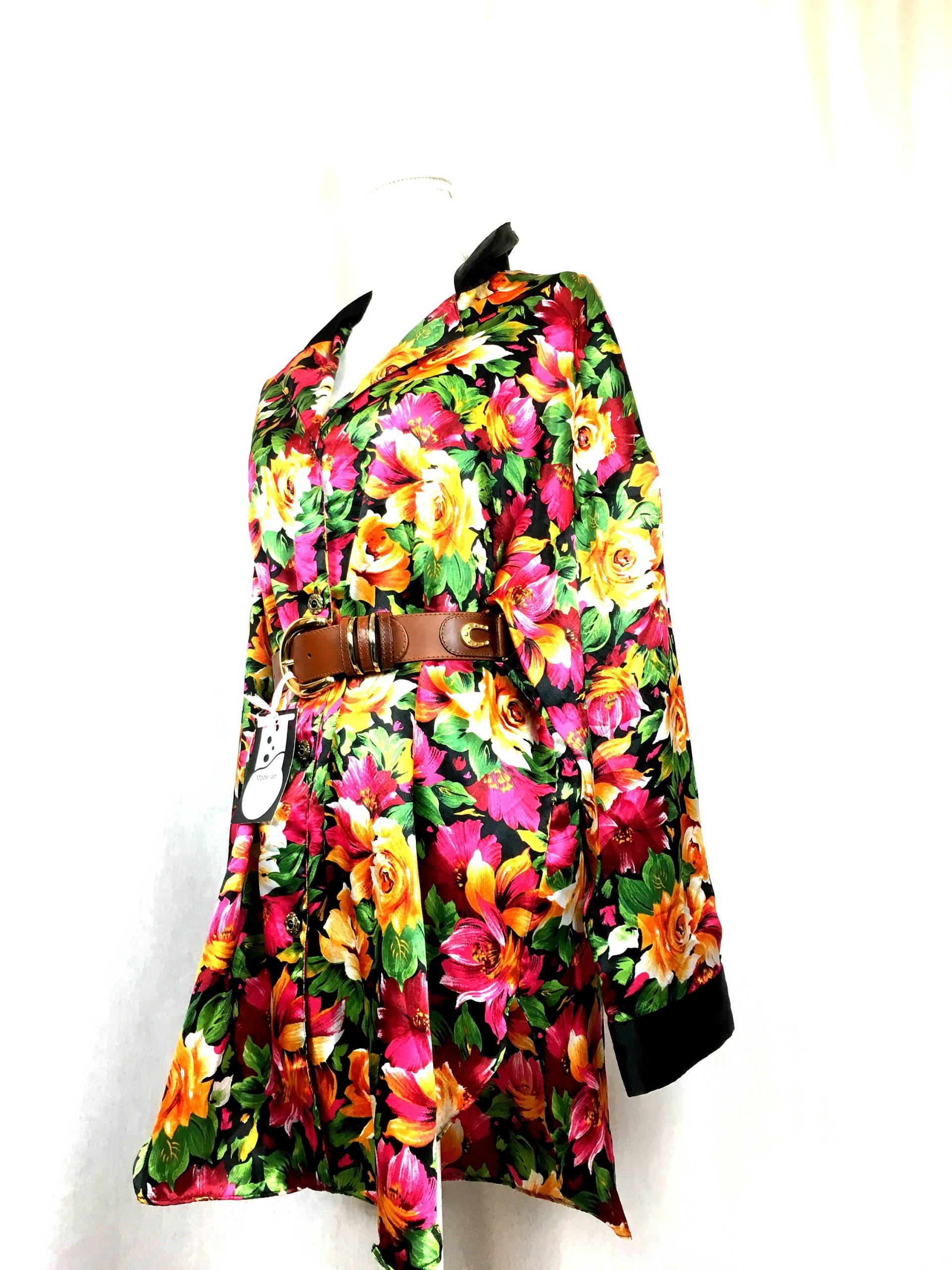 80Er Jahre Victoria Secret Blumenhemd/Langer Morgenmantel Bunte Farben Vintage 80Er Jahre Victoria Secret Blumenhemd/Langer Morgenmantel Bunte Farben Vintage von Modelab