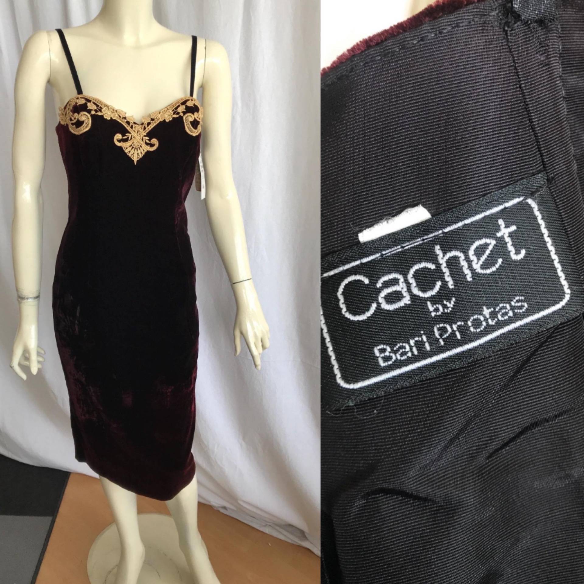 Cachet By Bari Protas 1980 Samtkleid Burgundy Vintage Coctailkleid Xs/S Größe, Goldstickerei, Spaghetty-Träger, Neu Mit Tags Cachet By Bari Protas 1980 Samtkleid Burgundy Vintage Coctailkleid Xs/S Größe, Goldstickerei, Spaghetty-Träger, Neu Mit Tags von Modelab
