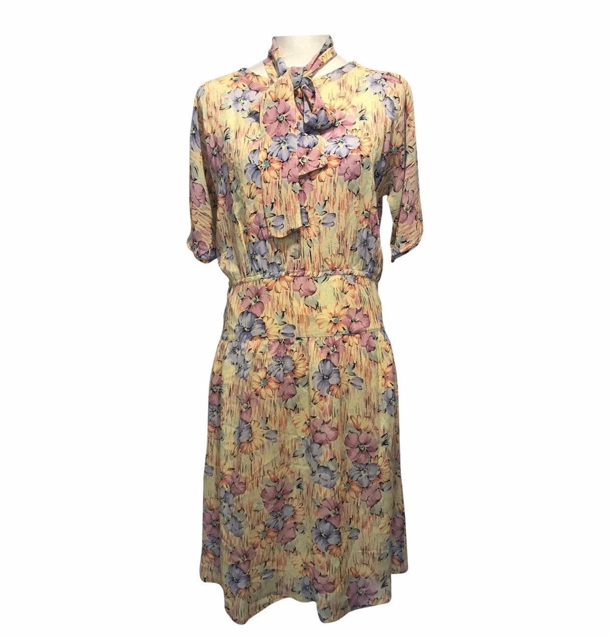 Jahrgang . 1970Er Fliegekleid Mit Blumenmuster Jahrgang . 1970Er Fliegekleid Mit Blumenmuster von Modelab