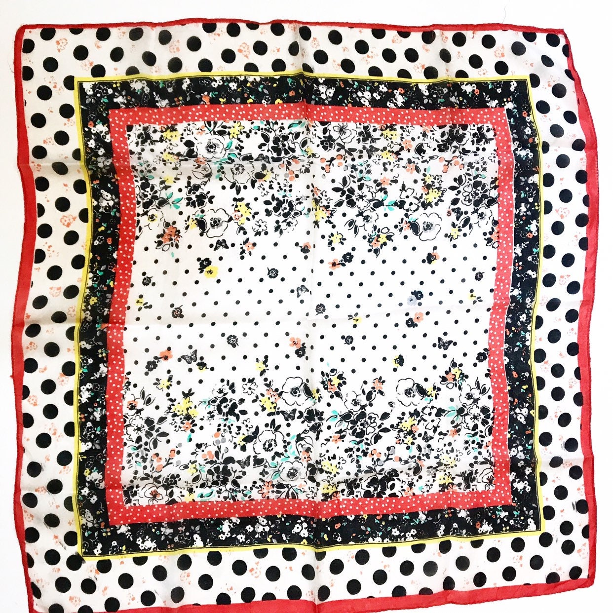 Seidentuch/Seidenschal Blume Und Polkadots Seidentuch/Seidenschal Blume Und Polkadots von Modelab