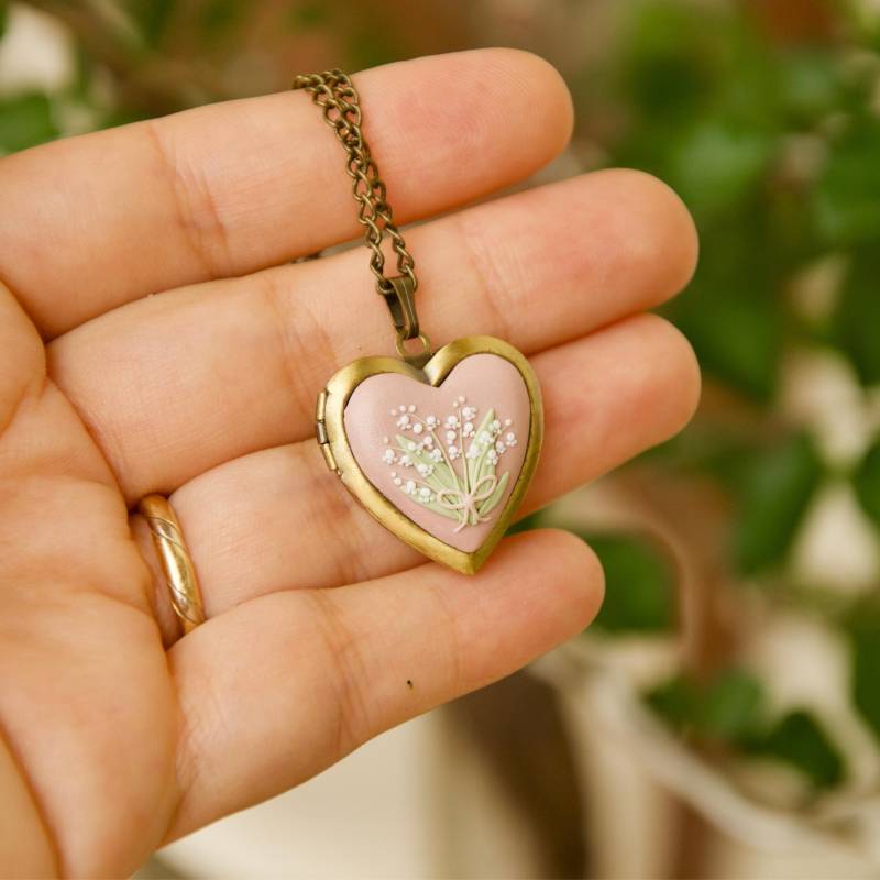 Maiglöckchen Halskette Mit Anpassbarem Foto Im Inneren - Personalisiertes Muttertagsgeschenk Für Mutter Tochter Herz Medaillon Natur Schmuck von ModelinaClayStories