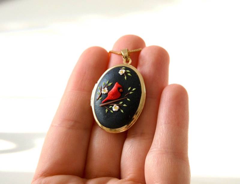 Personalisierte Goldkardinal Locket Halskette Foto-Andenken-Denkmalgeschenk von ModelinaClayStories