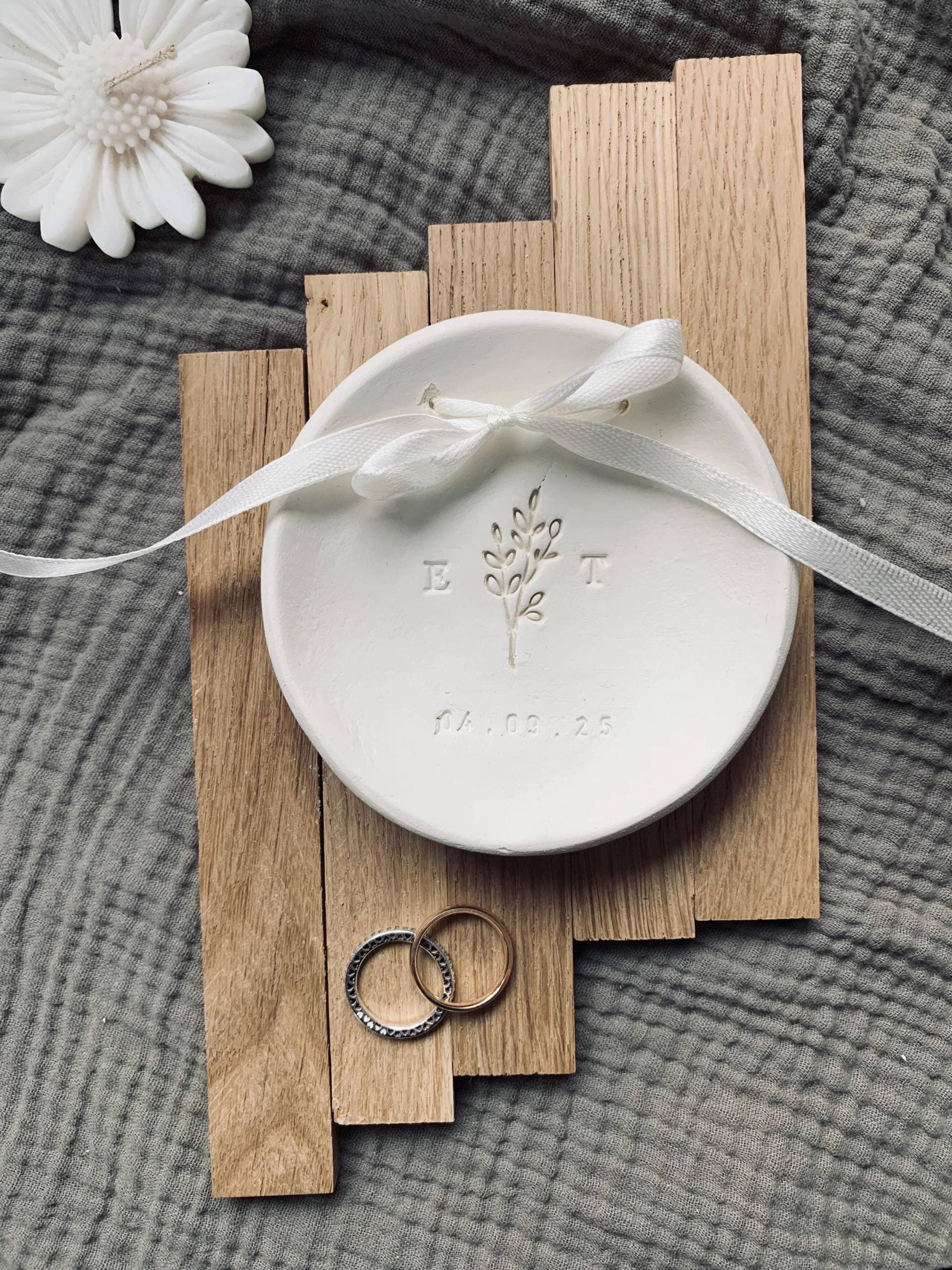 Ringschale Hochzeit Mit Zweig, Personalisierte Ring Schale Hochzeit, Gravur Initialen & Datum, Ringhalter Trauung Geschenk, Ringkissen Ringschale Hochzeit Mit Zweig, Personalisierte Ring Schale Hochzeit, Gravur Initialen & Datum, Ringhalter Trauung Geschenk, Ringkissen von ModellierGlueck