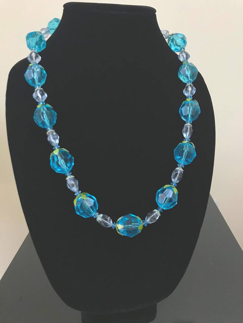 Vintage 1960S Blau Weiß Kunststoff Perlen Halskette. Facettierte Haben Abwechselnd Hellgrüne Blatt Und Filigrane Perlenkappen von Moderella