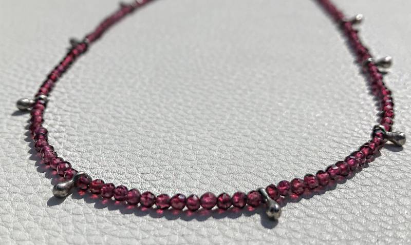 Aura-Funkelnder Granat, Silberne Tropfen.. Granat Kette Aura-Funkelnder Granat, Silberne Tropfen.. Granat Kette von ModernAlchemyJewelry