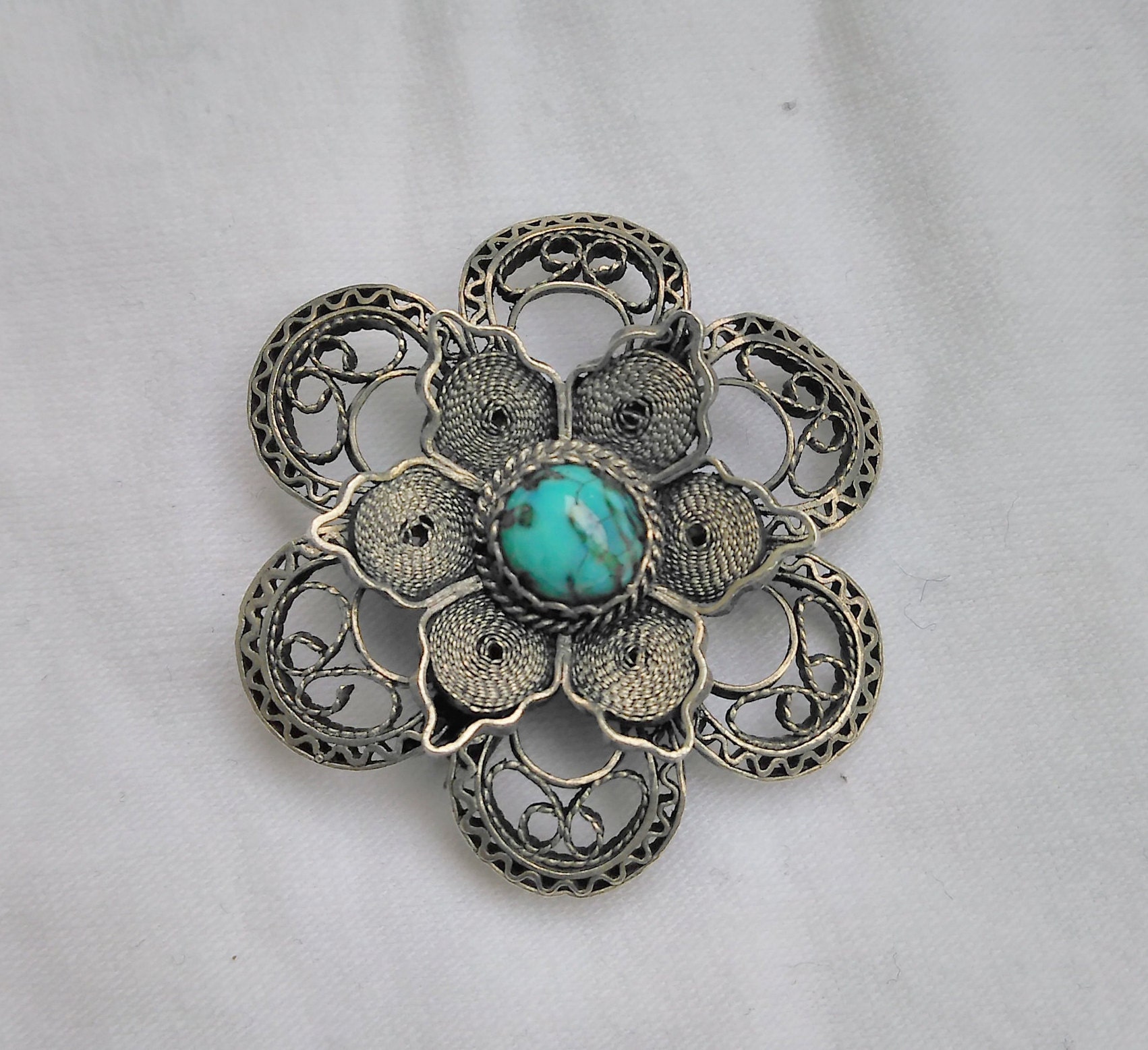 Silber Filigrane Blumen Brosche Mit Tourquoise Silber Filigrane Blumen Brosche Mit Tourquoise von ModernArmory