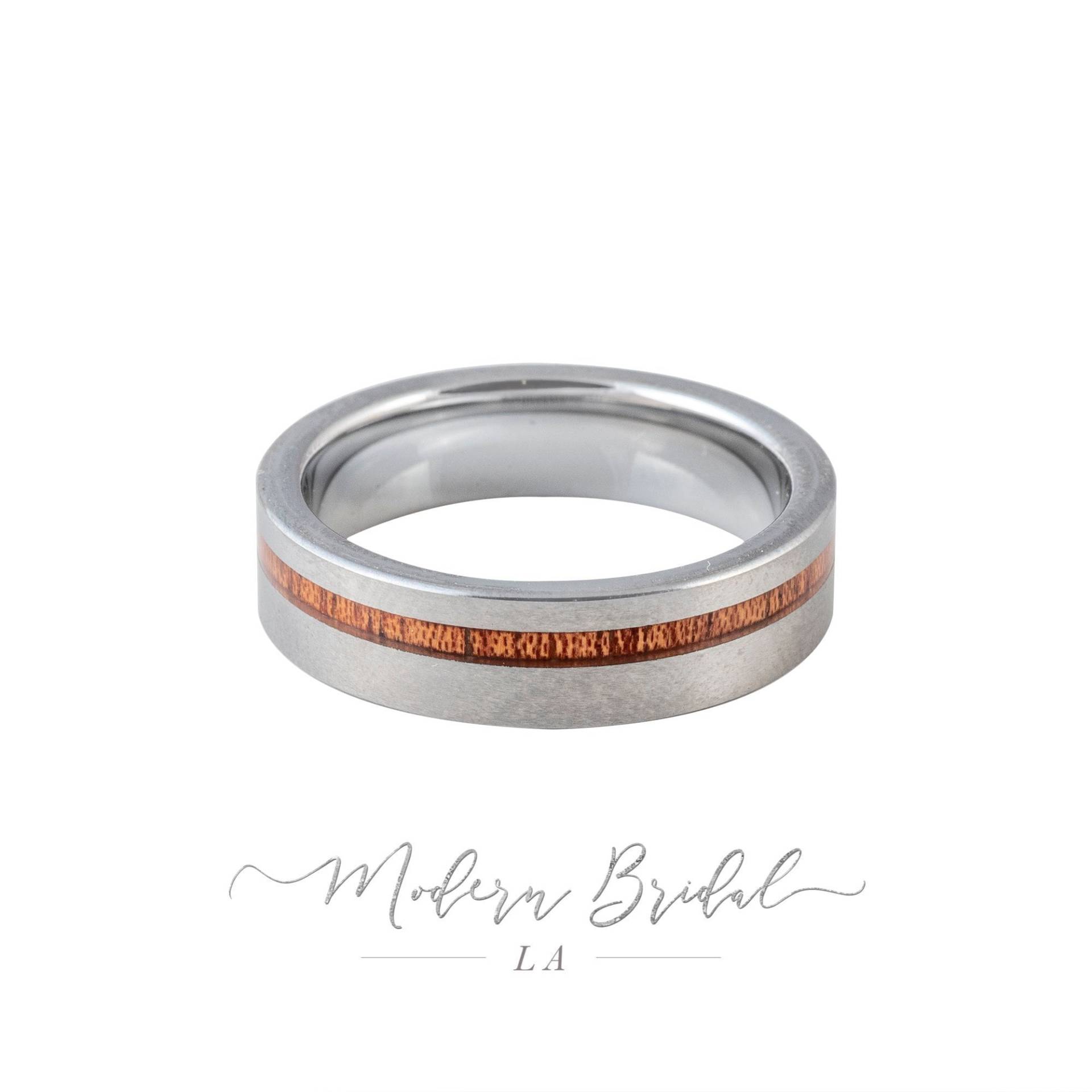 Willow 6 Mm Gebürstetes Silber Wolframcarbid Unisex Band Mit Koa Holz Inlay, Herrenring, Damenring, Comfort Fit, Für Sie Und Ihn Willow 6 Mm Gebürstetes Silber Wolframcarbid Unisex Band Mit Koa Holz Inlay, Herrenring, Damenring, Comfort Fit, Für Sie Und Ihn von ModernBridalLA