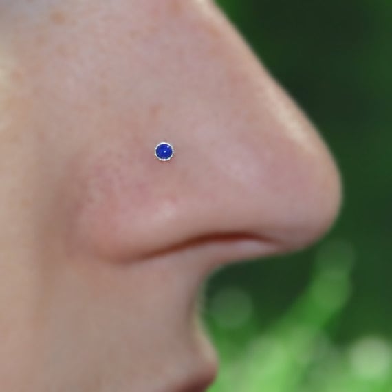 2mm Lapis Nasenstecker - Silberfarbener Nasenring 16 Gauge Tragus Ohrring Knorpelohrring Geknöpfter Spiralohrring Nasenschraube Nasenpiercing 2mm Lapis Nasenstecker - Silberfarbener Nasenring 16 Gauge Tragus Ohrring Knorpelohrring Geknöpfter Spiralohrring Nasenschraube Nasenpiercing von ModernJewelBoutique