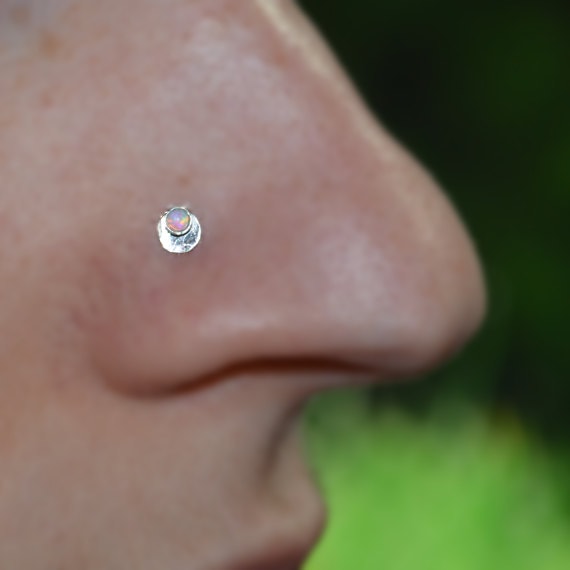2mm Weißer Opal Nasenstecker 18G - Silberner Nasenring Tragus Ohrstecker Helix Knorpelstecker Nasenschraube 2mm Weißer Opal Nasenstecker 18G - Silberner Nasenring Tragus Ohrstecker Helix Knorpelstecker Nasenschraube von ModernJewelBoutique