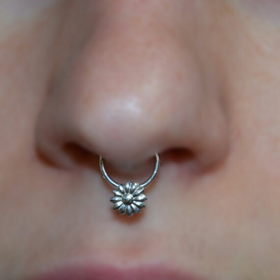 6mm Blumen-Septum-Ring - Silberner Nasenring Helix-Ohrring Hahn-Ohrring Brustwarzenring Knorpelpiercing Daith-Piercing 18 Gauge 6mm Blumen-Septum-Ring - Silberner Nasenring Helix-Ohrring Hahn-Ohrring Brustwarzenring Knorpelpiercing Daith-Piercing 18 Gauge von ModernJewelBoutique