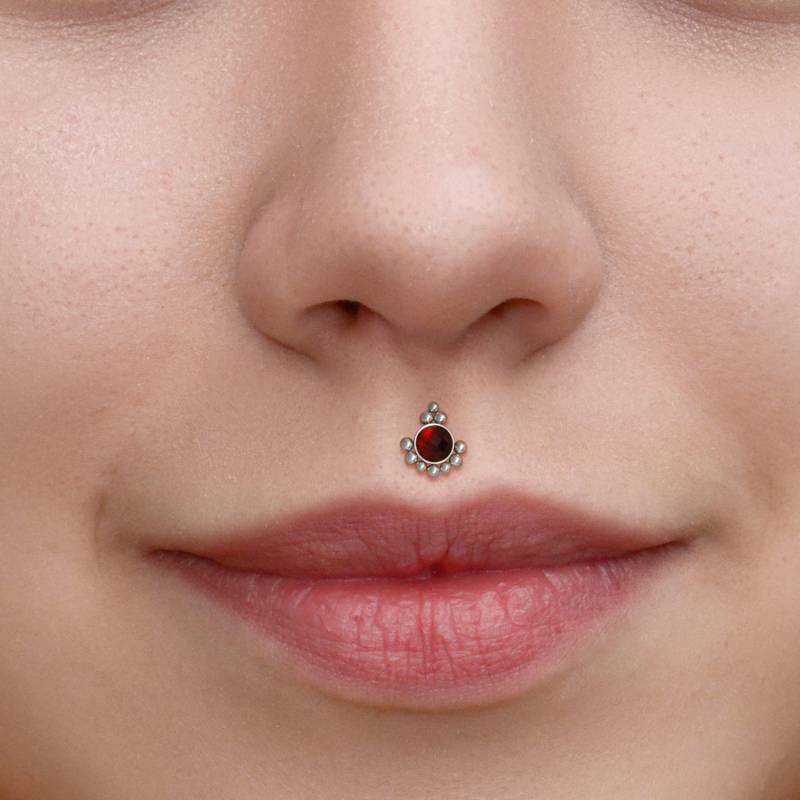 Chirurgenstahl Lippe Gestüt - Medusa Piercing Schmuck Monroe Flat Back Stud Mit Granat Stein Philtrum Labret Chirurgenstahl Lippe Gestüt - Medusa Piercing Schmuck Monroe Flat Back Stud Mit Granat Stein Philtrum Labret von ModernJewelBoutique