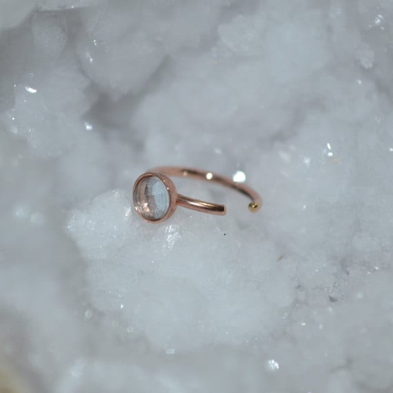 Extra Kleine 14K Rose Gold Filled Nasenklemme - 3mm Weiße Topas Ohrmanschette Faux Piercing Knorpel Manschette Tragus Helix 16 Gauge Extra Kleine 14K Rose Gold Filled Nasenklemme - 3mm Weiße Topas Ohrmanschette Faux Piercing Knorpel Manschette Tragus Helix 16 Gauge von ModernJewelBoutique