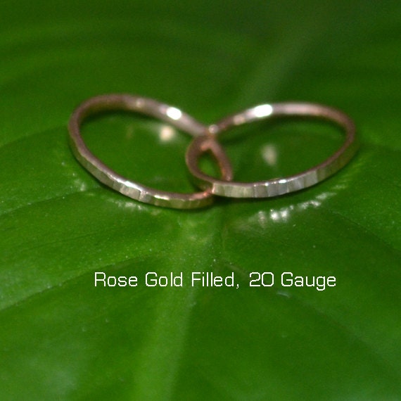 Gehämmerter Nasenring-Reifen - Gold-Nasenstecker Helix-Ring Tragus-Schmuck Daith-Piercing Septum-Ring Rook-Ohrring Knorpelring 20 G Gehämmerter Nasenring-Reifen - Gold-Nasenstecker Helix-Ring Tragus-Schmuck Daith-Piercing Septum-Ring Rook-Ohrring Knorpelring 20 G von ModernJewelBoutique