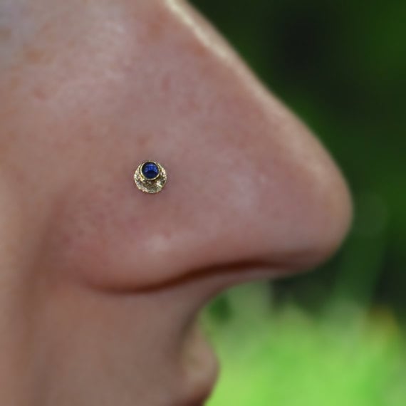 Gold Nasenring Bolzen 20 Gauge - Nasenstecker Tragus Knorpel Ohrring Helix Piercing Conch 2mm Sapphire Nase Hoop von ModernJewelBoutique