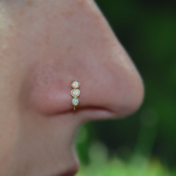 Gold Nasenring Hoop - Nasenstecker Weißer 2mm Opal Tragus Ohrring Knorpel Daith 20G Rook Conch Piercing Gold Nasenring Hoop - Nasenstecker Weißer 2mm Opal Tragus Ohrring Knorpel Daith 20G Rook Conch Piercing von ModernJewelBoutique