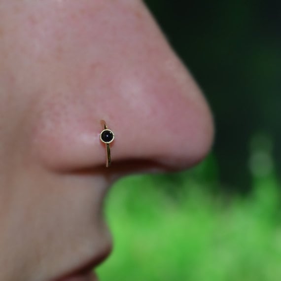 Gold Nasenring - Schwarzer 2mm Onyx Nasenbügel Turmohrring Septum Piercing Tragus Schmuck Knorpelohrring Daith Ring 18 Gauge Gold Nasenring - Schwarzer 2mm Onyx Nasenbügel Turmohrring Septum Piercing Tragus Schmuck Knorpelohrring Daith Ring 18 Gauge von ModernJewelBoutique