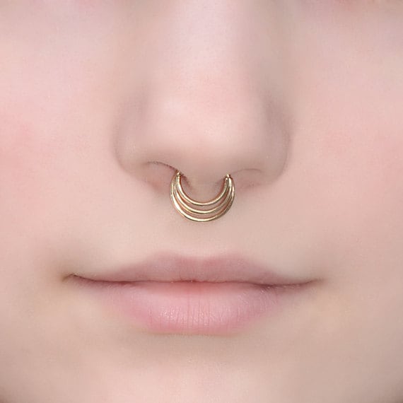 Gold Septum Ring 18 Gauge - Nasenring Tragus-Ohrring Knorpel-Ohrring Daith-Ohrring Brustwarzenring Gold Septum Ring 18 Gauge - Nasenring Tragus-Ohrring Knorpel-Ohrring Daith-Ohrring Brustwarzenring von ModernJewelBoutique