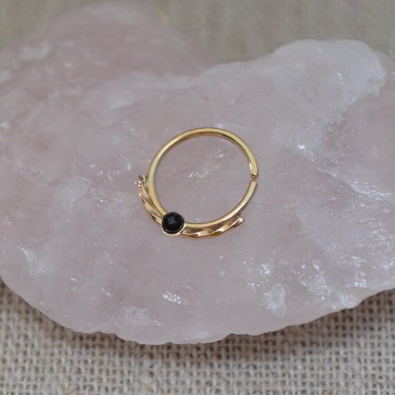 Gold Septum Ring 2mm Onyx - Piercing 20 Gauge Nasenring Hoop Tragus Schmuck Daith Forward Helix Ohrring Gold Septum Ring 2mm Onyx - Piercing 20 Gauge Nasenring Hoop Tragus Schmuck Daith Forward Helix Ohrring von ModernJewelBoutique