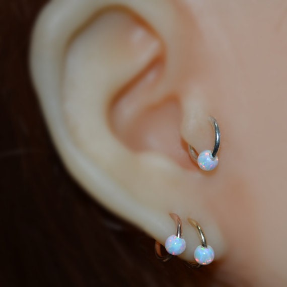 Gold Septum Ring 4mm Opal - Piercing 16 Gauge Nasenring Hoop Tragus Schmuck Daith Forward Helix Ohrring Gold Septum Ring 4mm Opal - Piercing 16 Gauge Nasenring Hoop Tragus Schmuck Daith Forward Helix Ohrring von ModernJewelBoutique