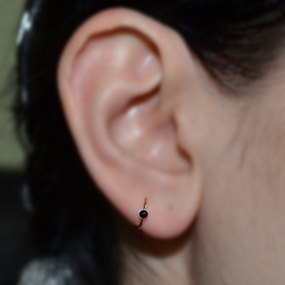 Gold Tragus Ohrring 2mm Onyx - Turmohrring Nasenring Ohrstecker Knorpelohrring Daith Piercing Helix Schmuck Septum Gold Tragus Ohrring 2mm Onyx - Turmohrring Nasenring Ohrstecker Knorpelohrring Daith Piercing Helix Schmuck Septum von ModernJewelBoutique