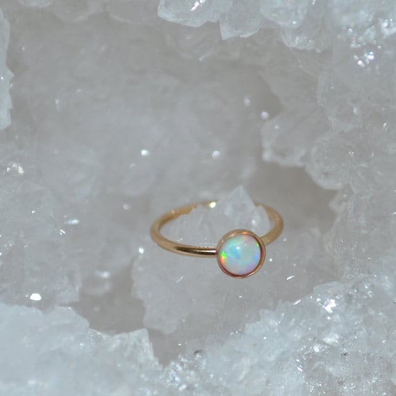 Gold Tragus Ohrring Weiß 3mm Opal - Nasenring Ohrstecker 7mm Knorpel Hoop Helix Piercing 16G Rook Septum Ring 16 Gauge Gold Tragus Ohrring Weiß 3mm Opal - Nasenring Ohrstecker 7mm Knorpel Hoop Helix Piercing 16G Rook Septum Ring 16 Gauge von ModernJewelBoutique