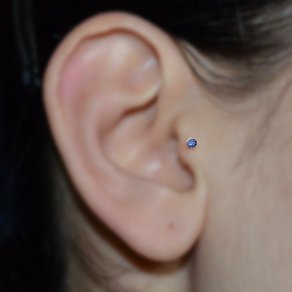 Gold Tragus Ohrstecker 2mm Saphir - Nasenstecker Piercing 18G Knorpel Hoop Ohrring Weiter Vorne Helix Gold Tragus Ohrstecker 2mm Saphir - Nasenstecker Piercing 18G Knorpel Hoop Ohrring Weiter Vorne Helix von ModernJewelBoutique
