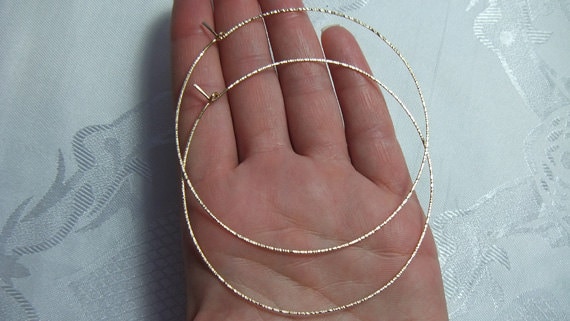 Große Hoop Ohrringe - Gold 3 Inch Hoops Strukturierte Dünne Creolen von ModernJewelBoutique