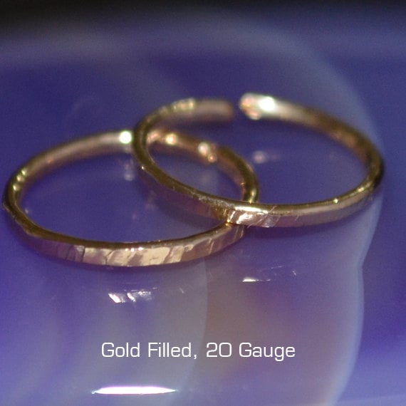 Kleiner Gehämmerter Nasenring - Gold Nasenstecker Knorpelohrring Tragus Ohrring Daith Ring Helix Hoop Nasenpiercing 20G Kleiner Gehämmerter Nasenring - Gold Nasenstecker Knorpelohrring Tragus Ohrring Daith Ring Helix Hoop Nasenpiercing 20G von ModernJewelBoutique