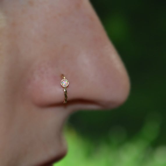 Nasenring-Reifen - Gold-Nasenstecker Helix-Piercing Tragus-Schmuck Knorpel-Ohrring Septum 16 G Rook-Ohrring Weißer Opal-Nasenpiercing Nasenring-Reifen - Gold-Nasenstecker Helix-Piercing Tragus-Schmuck Knorpel-Ohrring Septum 16 G Rook-Ohrring Weißer Opal-Nasenpiercing von ModernJewelBoutique