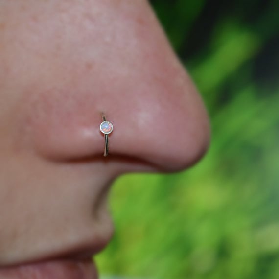 Nasenring-Reifen - Silberner Nasenstecker Helix-Piercing Tragus-Schmuck Knorpelohrring Septum 18 G Rook-Ohrring 2 Mm Opal-Nasenpiercing Nasenring-Reifen - Silberner Nasenstecker Helix-Piercing Tragus-Schmuck Knorpelohrring Septum 18 G Rook-Ohrring 2 Mm Opal-Nasenpiercing von ModernJewelBoutique