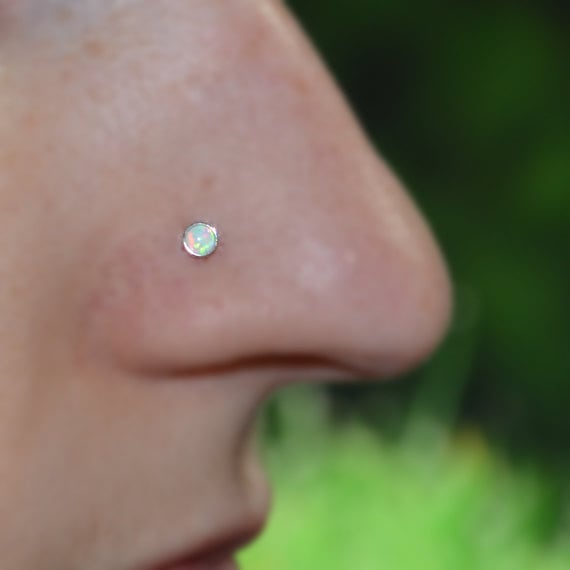 Nasenstecker Weißer Opal - Silberner Nasenring Helix-Ohrring Tragus-Ohrring Knorpelohrring Daith-Piercing 20 G Nasenstecker Weißer Opal - Silberner Nasenring Helix-Ohrring Tragus-Ohrring Knorpelohrring Daith-Piercing 20 G von ModernJewelBoutique