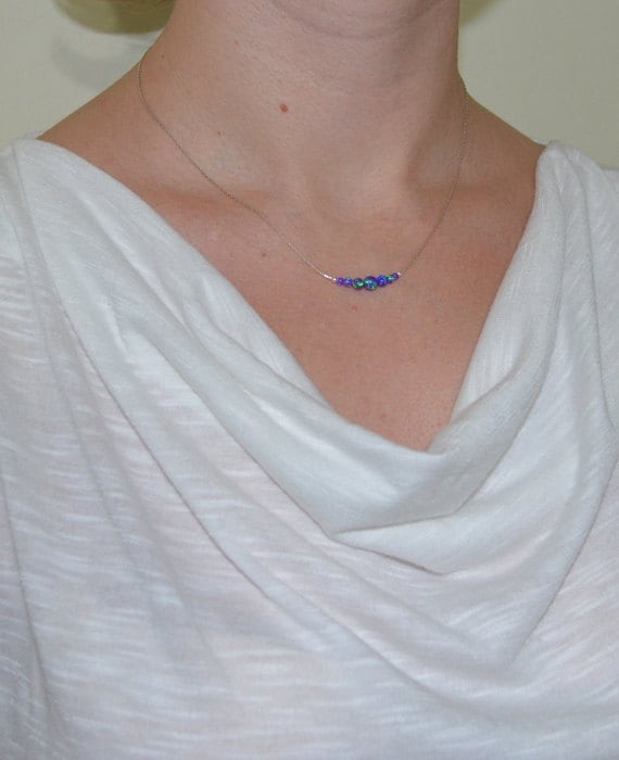 Opal Halskette, Ball Silberkette, Lila Charme, Winziger Punkt Perlen Horizontale Schmuck Opal Halskette, Ball Silberkette, Lila Charme, Winziger Punkt Perlen Horizontale Schmuck von ModernJewelBoutique