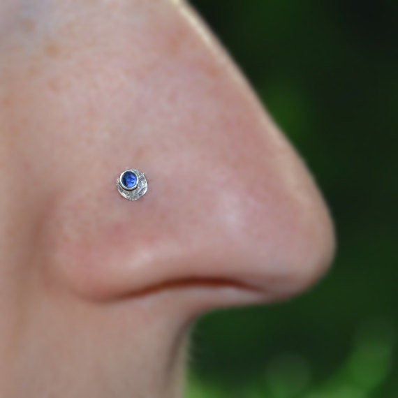 Silberner Nasenstecker Aus Saphir - Nasenring Nasenschraube Tragus-Piercing 16 G Knorpel-Creolen-Ohrring Vorwärtshelix-Ohrring Ohrstecker-Nasenring Silberner Nasenstecker Aus Saphir - Nasenring Nasenschraube Tragus-Piercing 16 G Knorpel-Creolen-Ohrring Vorwärtshelix-Ohrring Ohrstecker-Nasenring von ModernJewelBoutique