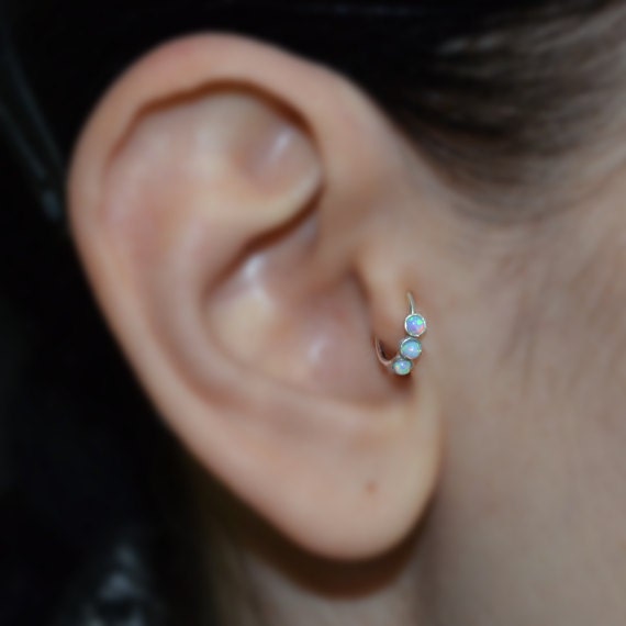 Silberner Tragus-Ohrring, 2 Mm, Blauer Opal - Turm-Ohrring Nasenring-Ohrstecker Knorpel-Ohrring Daith-Piercing Helix-Schmuck Septum-Piercing Silberner Tragus-Ohrring, 2 Mm, Blauer Opal - Turm-Ohrring Nasenring-Ohrstecker Knorpel-Ohrring Daith-Piercing Helix-Schmuck Septum-Piercing von ModernJewelBoutique