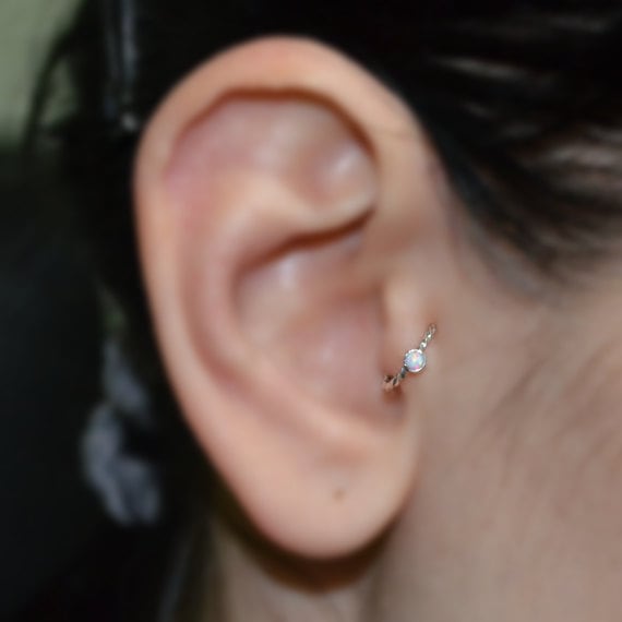 Tragus Ohrring 18G - Nasenring Silber Weißer Opal Hoop Weiter Helix Knorpelohrring Turmpiercing Conch Tragus Ohrring 18G - Nasenring Silber Weißer Opal Hoop Weiter Helix Knorpelohrring Turmpiercing Conch von ModernJewelBoutique