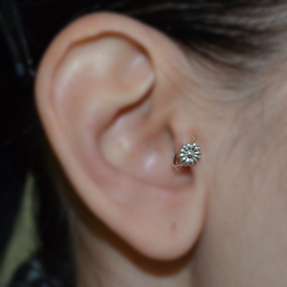 Tragus Ohrring 18G - Silber Nasenring 6mm Blume Hoop Weiter Helix Knorpelohrring Turm Piercing Conch Tragus Ohrring 18G - Silber Nasenring 6mm Blume Hoop Weiter Helix Knorpelohrring Turm Piercing Conch von ModernJewelBoutique