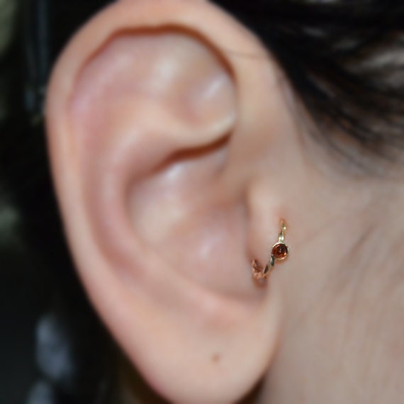 Tragus-Ohrring 20 G - Gold-Nasenring 2 Mm Granat-Tragus-Ohrring Vorwärts-Helix-Ohrring Knorpel-Ohrring Rook-Piercing Conch-Ohrring Tragus-Ohrring 20 G - Gold-Nasenring 2 Mm Granat-Tragus-Ohrring Vorwärts-Helix-Ohrring Knorpel-Ohrring Rook-Piercing Conch-Ohrring von ModernJewelBoutique